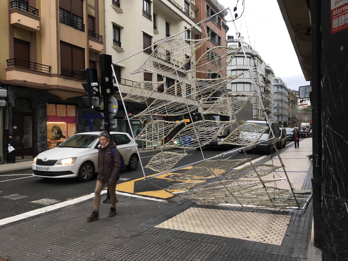 Las rachas de viento alcanzan los 135 km/ h y provocan numerosas incidencias