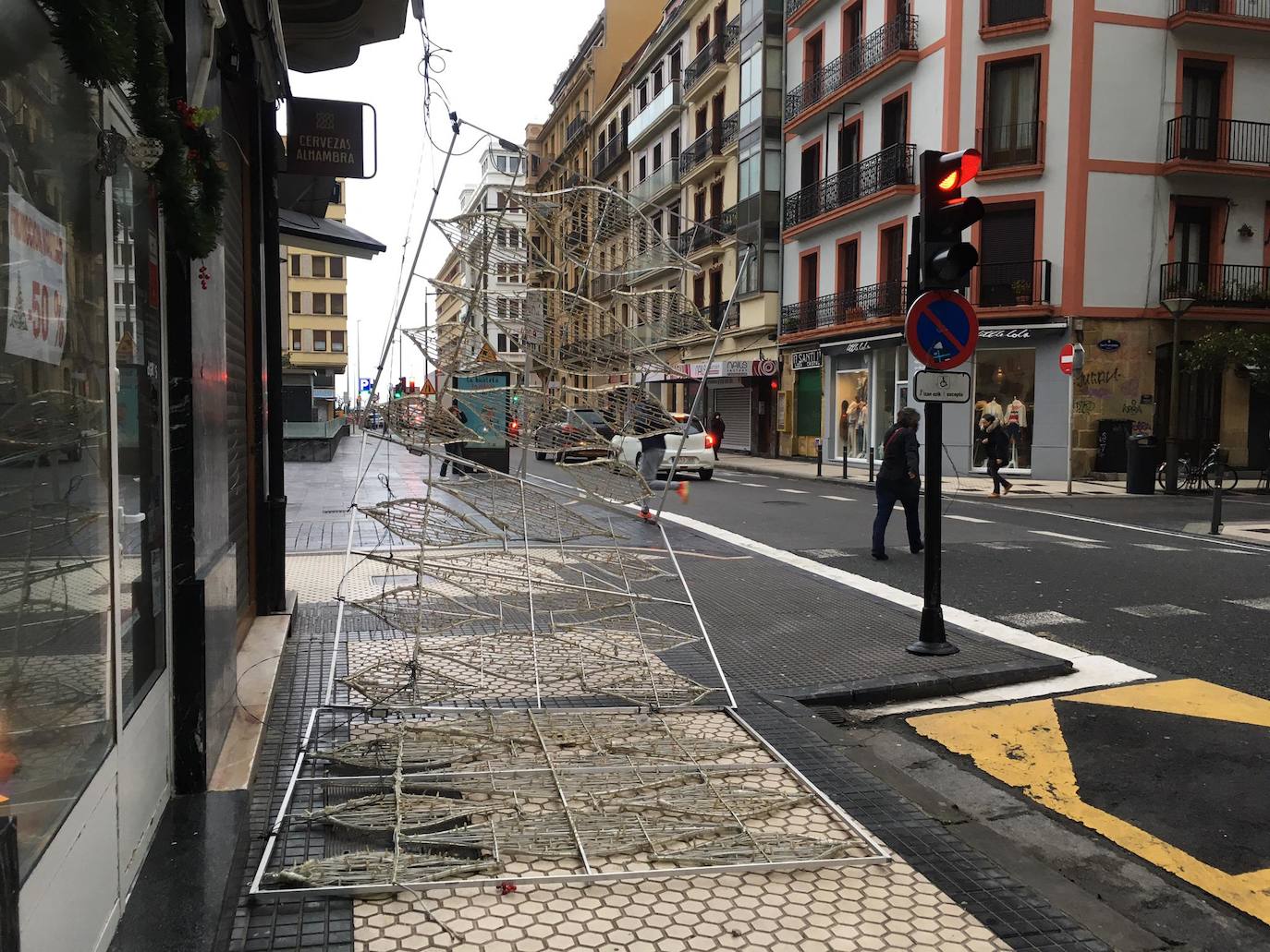 Las rachas de viento alcanzan los 135 km/ h y provocan numerosas incidencias