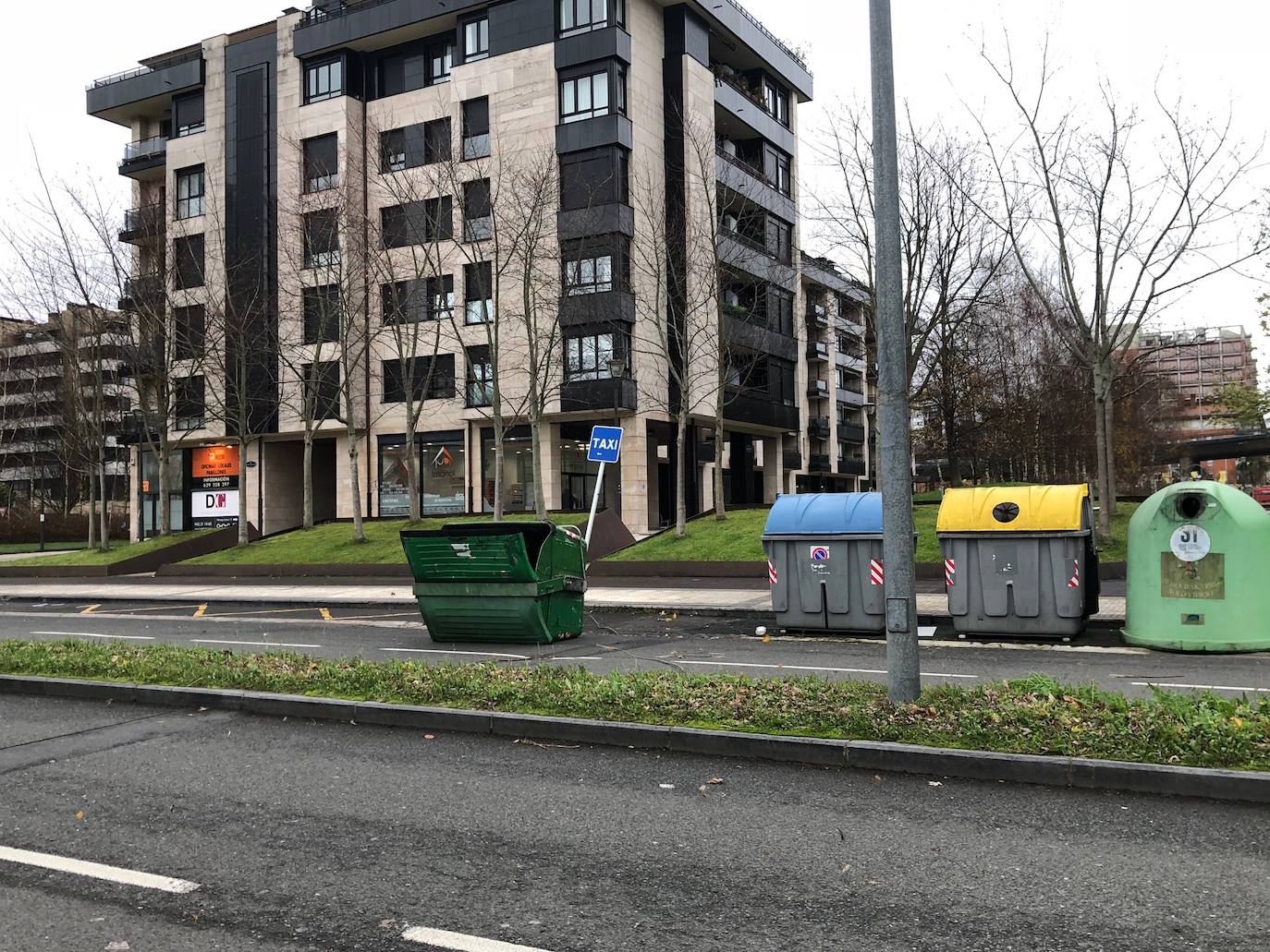 Las rachas de viento alcanzan los 135 km/ h y provocan numerosas incidencias