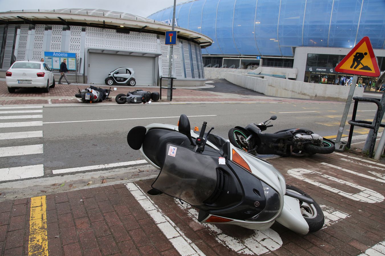 Las rachas de viento alcanzan los 135 km/ h y provocan numerosas incidencias