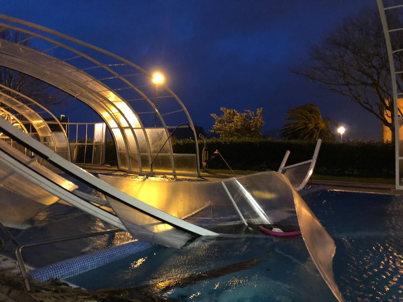 Las rachas de viento han levantado la cubierta de la piscina del Real Club de Tenis de San Sebastián. El suceso ha ocurrido a las 4.30 horas