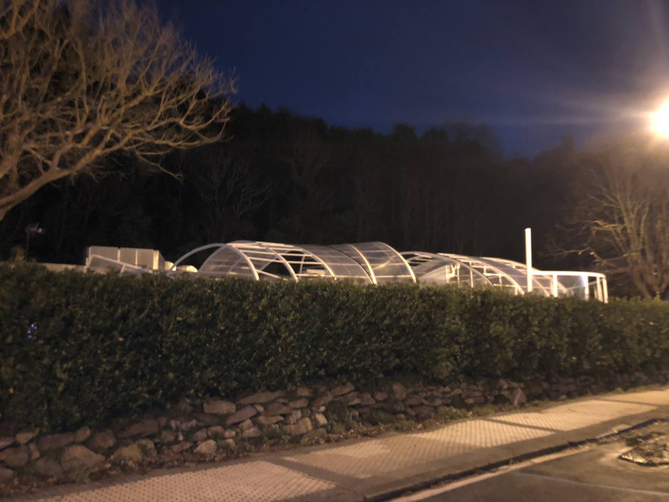 Las rachas de viento han levantado la cubierta de la piscina del Real Club de Tenis de San Sebastián. El suceso ha ocurrido a las 4.30 horas