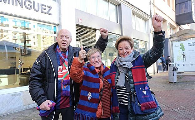 Aficionados del Eibar antes de partir a Bilbao.