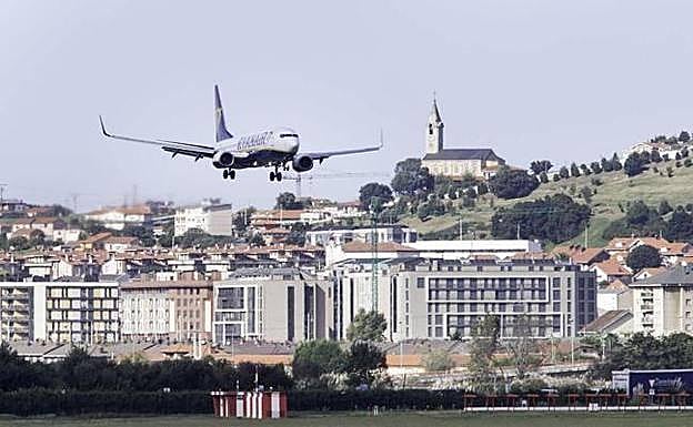 Un avión aterriza en Santander.