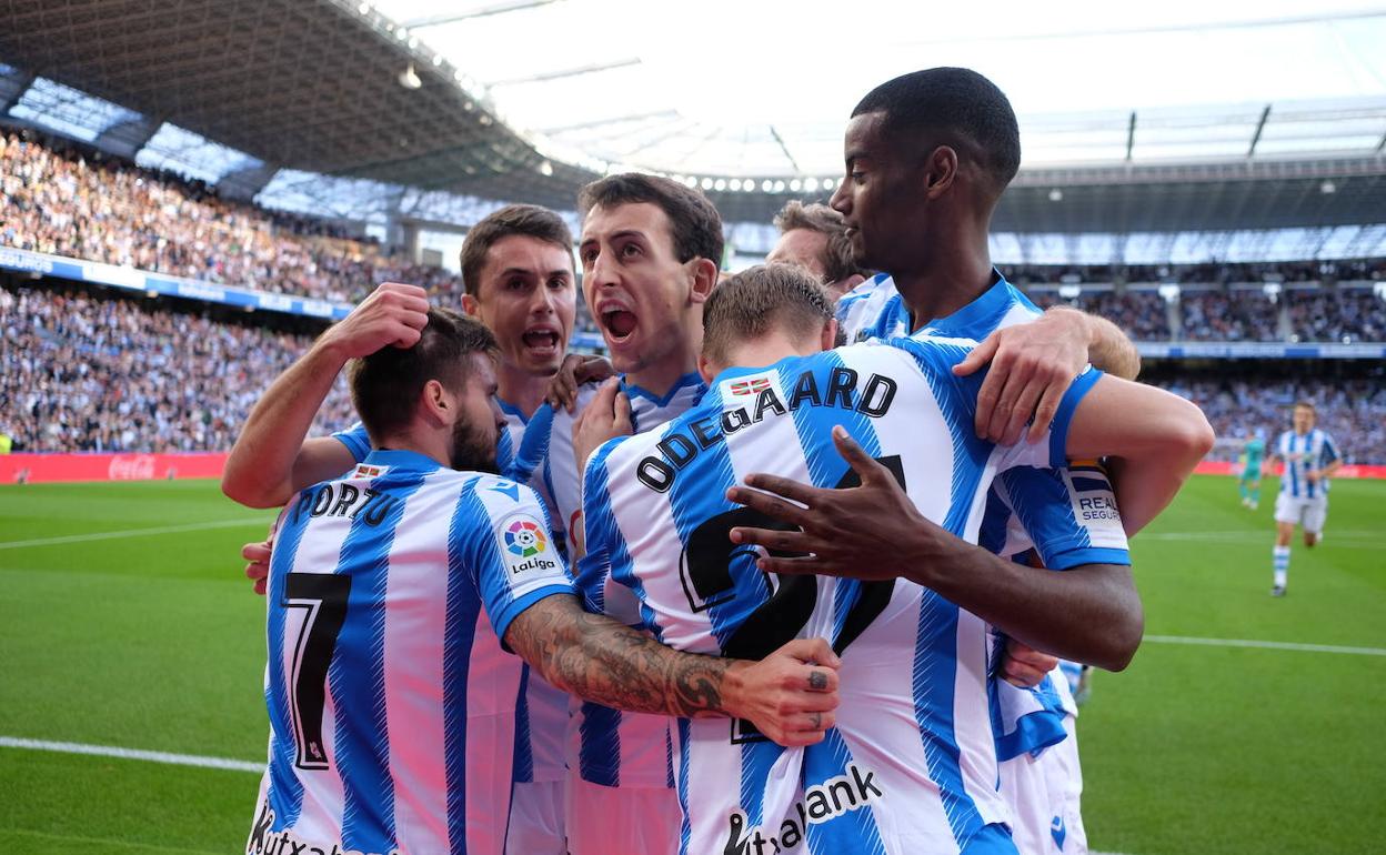 Mikel Oyarzabal celebra el primer gol de la Real Sociedad. 