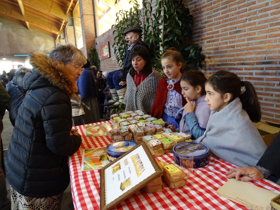 Los escolares fueron los reyes de la feria, aprendiendo a elaborar talos o paseando en el 'asto txu-txu'. 