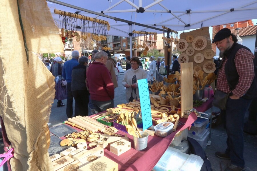 El buen tiempo animó a los lezoarras a acercarse hasta la plaza Karlos Saldise donde pudieron disfrutar de la oferta de los productores locales, así como de los diferentes animales. 