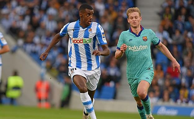 Isak es perseguido por De Jong, ayer en el Reale Arena. 