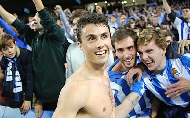 Piqué agarra a Llorente. Ander Guevara entregó su camiseta al final del partido a los aficionados de la grada Aitor Zabaleta.