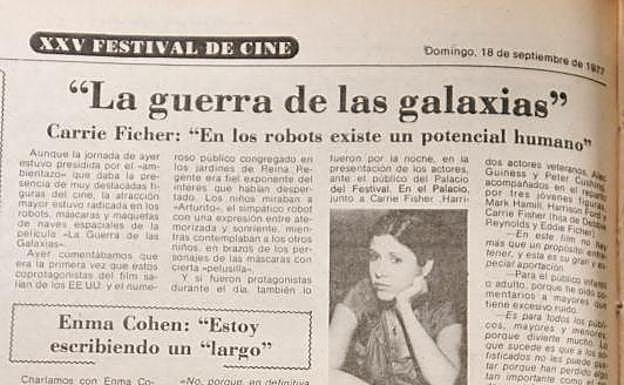 Imagen principal - Alfonso Eduardo y el robot R2D2 en el Boulevard, en la emisión en directo por TVE de la llegada a Donostia de 'Star Wars'. y dos páginas de El Diario Vasco en los que se informa sobre la pelicula.