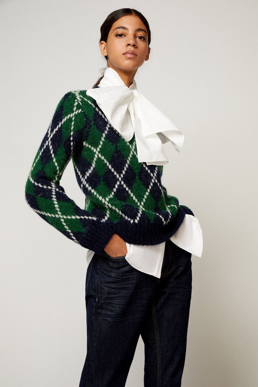 Los rombos se han convertido en uno de los estampados más apetecibles del invierno. Elevará tus estilismos al máximo nivel. Atrévete a combinarlo con detalles tendencia o incluso con cuadros