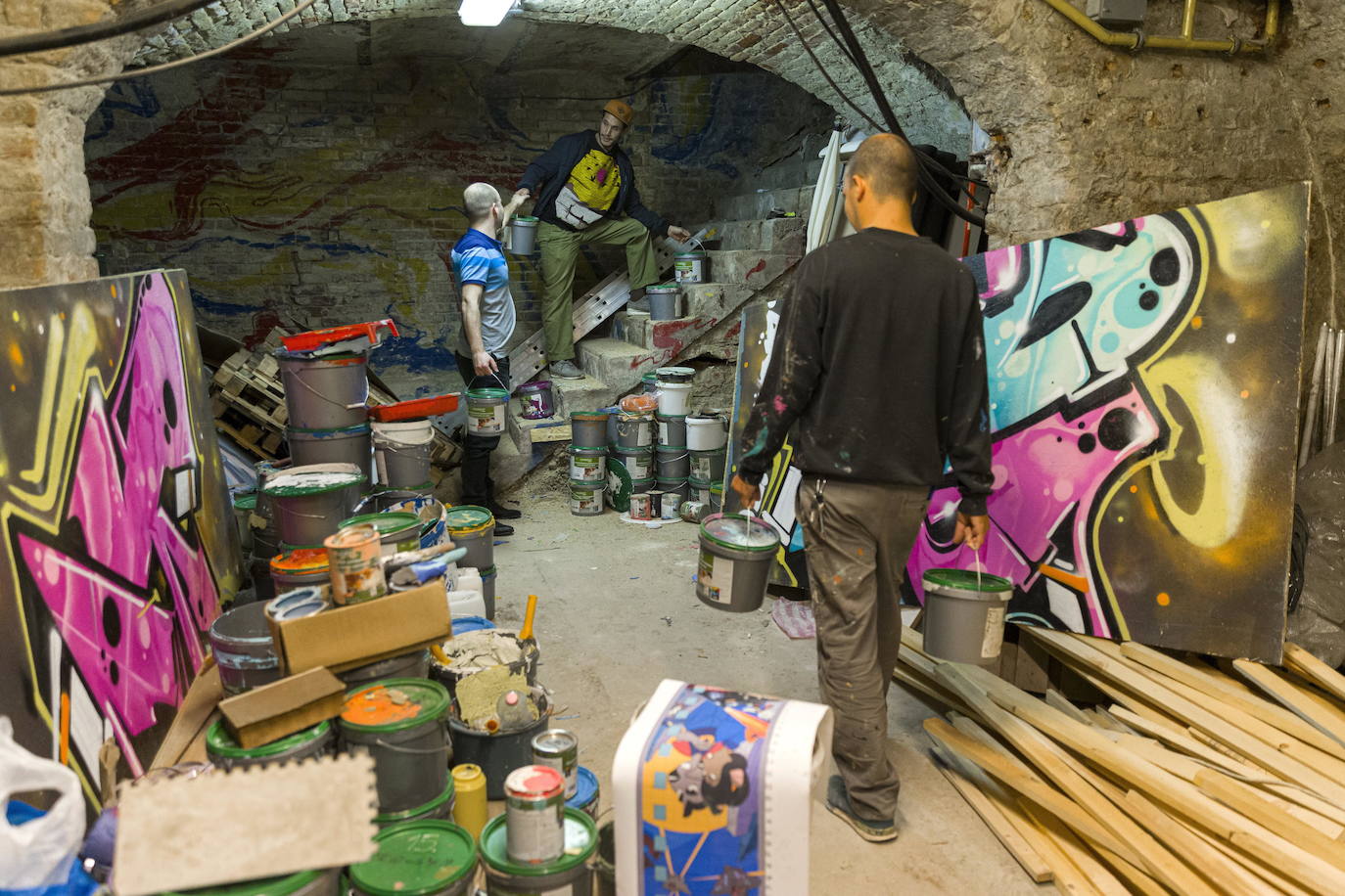 Los miembros del grupo Szines Varos (ciudad colorida) trabajan en un andamio para crear un mural en un edificio residencial en el Distrito VIII de Budapest. La obra de arte de 600 metros cuadrados representa a los personajes principales de la popular caricatura húngara Macskafogo (lit. Cat Catcher) de 1986, que se distribuyó como 'cat city' en Estados Unidos. El colectivo artístico ha realizado muchos murales a gran escala en Budapest y otras ciudades húngaras, así como en Moscú, Berlín y Londres, desde su fundación en 2008.