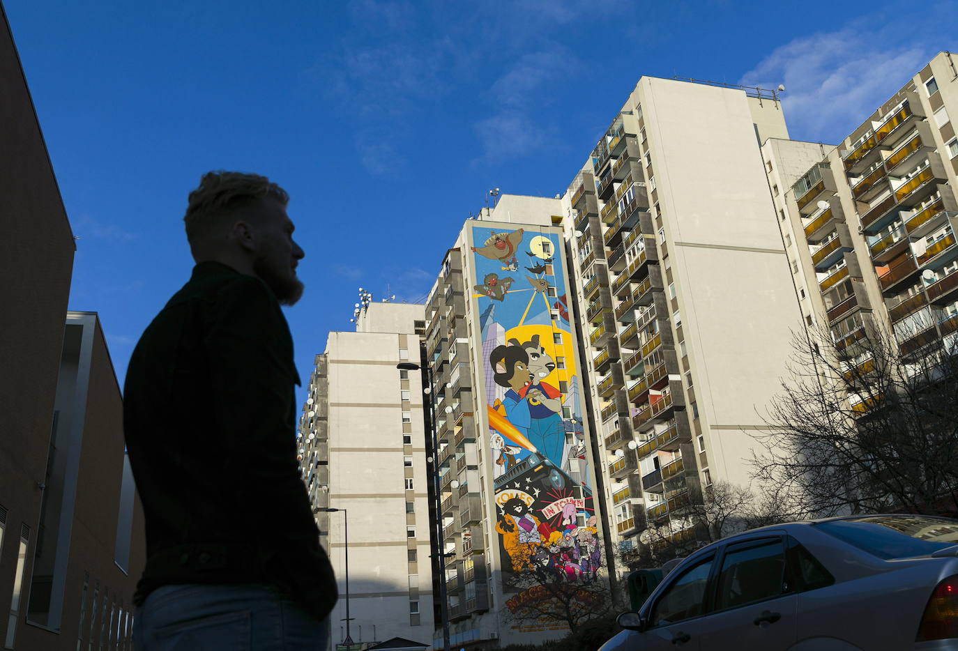 Los miembros del grupo Szines Varos (ciudad colorida) trabajan en un andamio para crear un mural en un edificio residencial en el Distrito VIII de Budapest. La obra de arte de 600 metros cuadrados representa a los personajes principales de la popular caricatura húngara Macskafogo (lit. Cat Catcher) de 1986, que se distribuyó como 'cat city' en Estados Unidos. El colectivo artístico ha realizado muchos murales a gran escala en Budapest y otras ciudades húngaras, así como en Moscú, Berlín y Londres, desde su fundación en 2008.