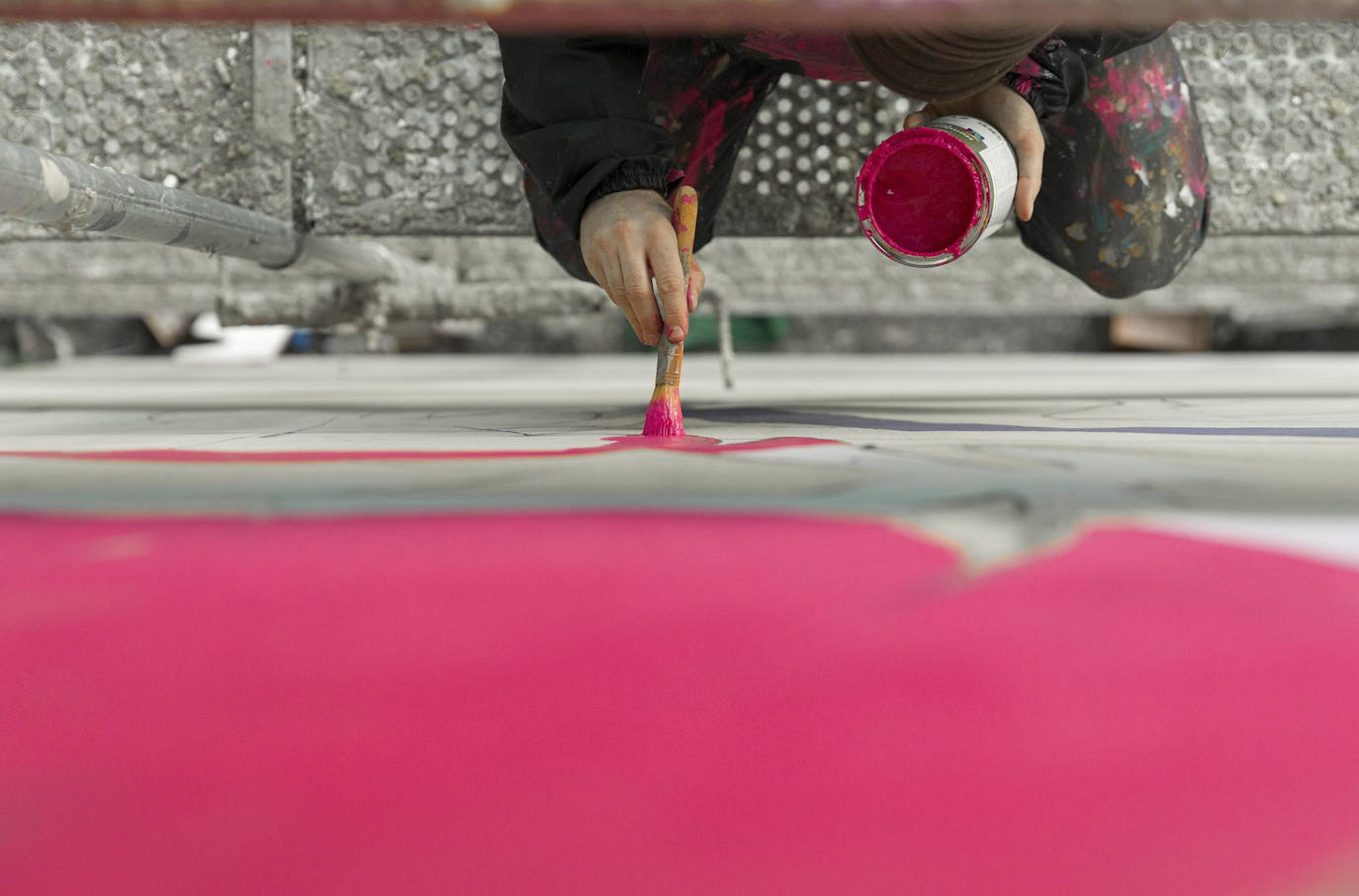 Los miembros del grupo Szines Varos (ciudad colorida) trabajan en un andamio para crear un mural en un edificio residencial en el Distrito VIII de Budapest. La obra de arte de 600 metros cuadrados representa a los personajes principales de la popular caricatura húngara Macskafogo (lit. Cat Catcher) de 1986, que se distribuyó como 'cat city' en Estados Unidos. El colectivo artístico ha realizado muchos murales a gran escala en Budapest y otras ciudades húngaras, así como en Moscú, Berlín y Londres, desde su fundación en 2008.
