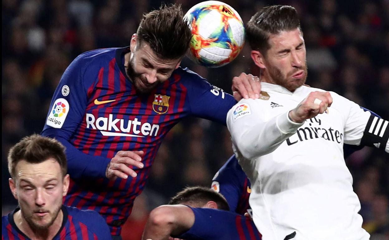 Gerard Piqué y Sergio Ramos disputan la pelota en un clásico. 