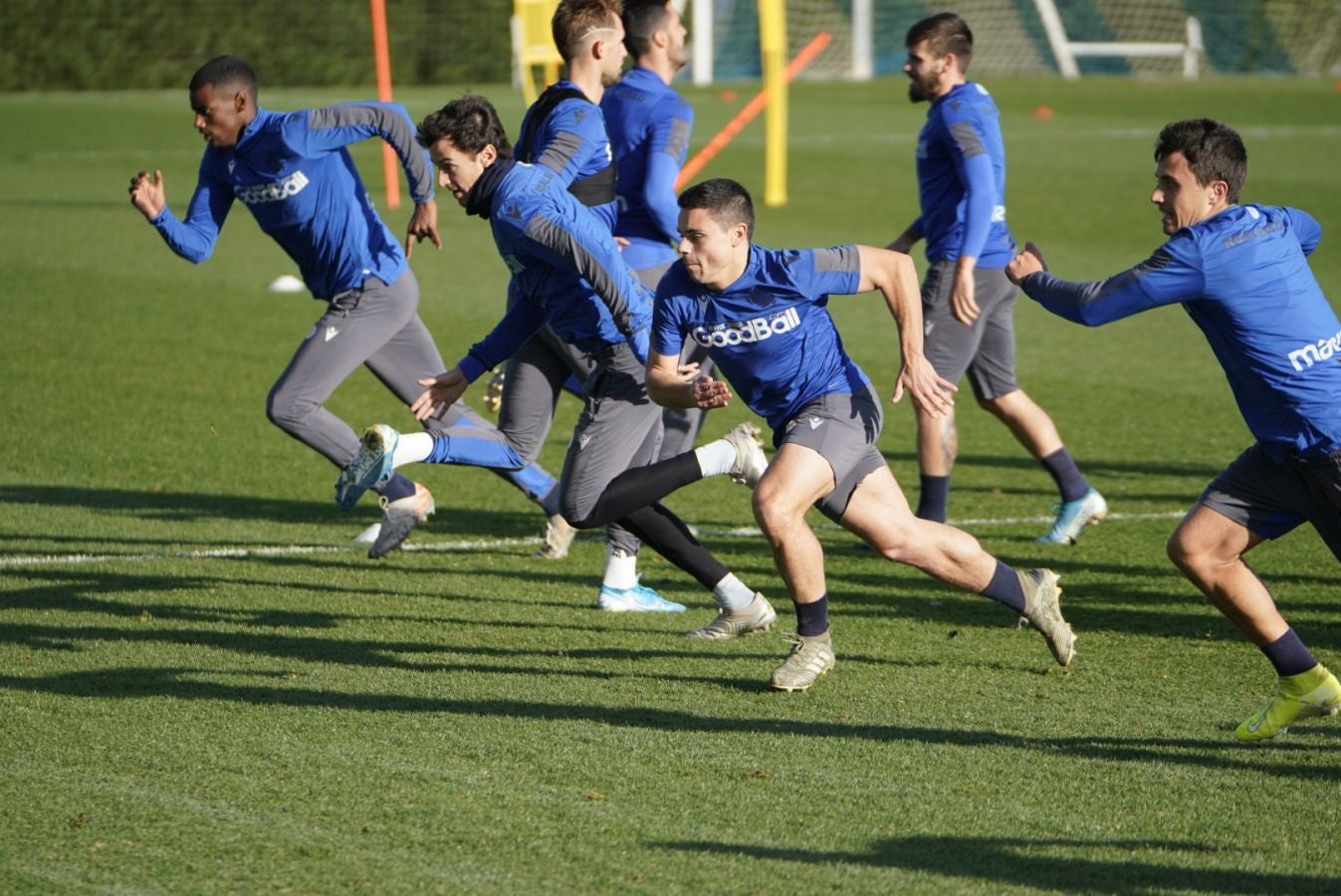 Imanol Alguacil ha organizado un entrenamiento matinal a puerta cerrada, donde han entrenado todos los jugadores disponibles del primer equipo, excepto los lesionados Illarramendi, Zurutuza y Aritz Elustondo. 
