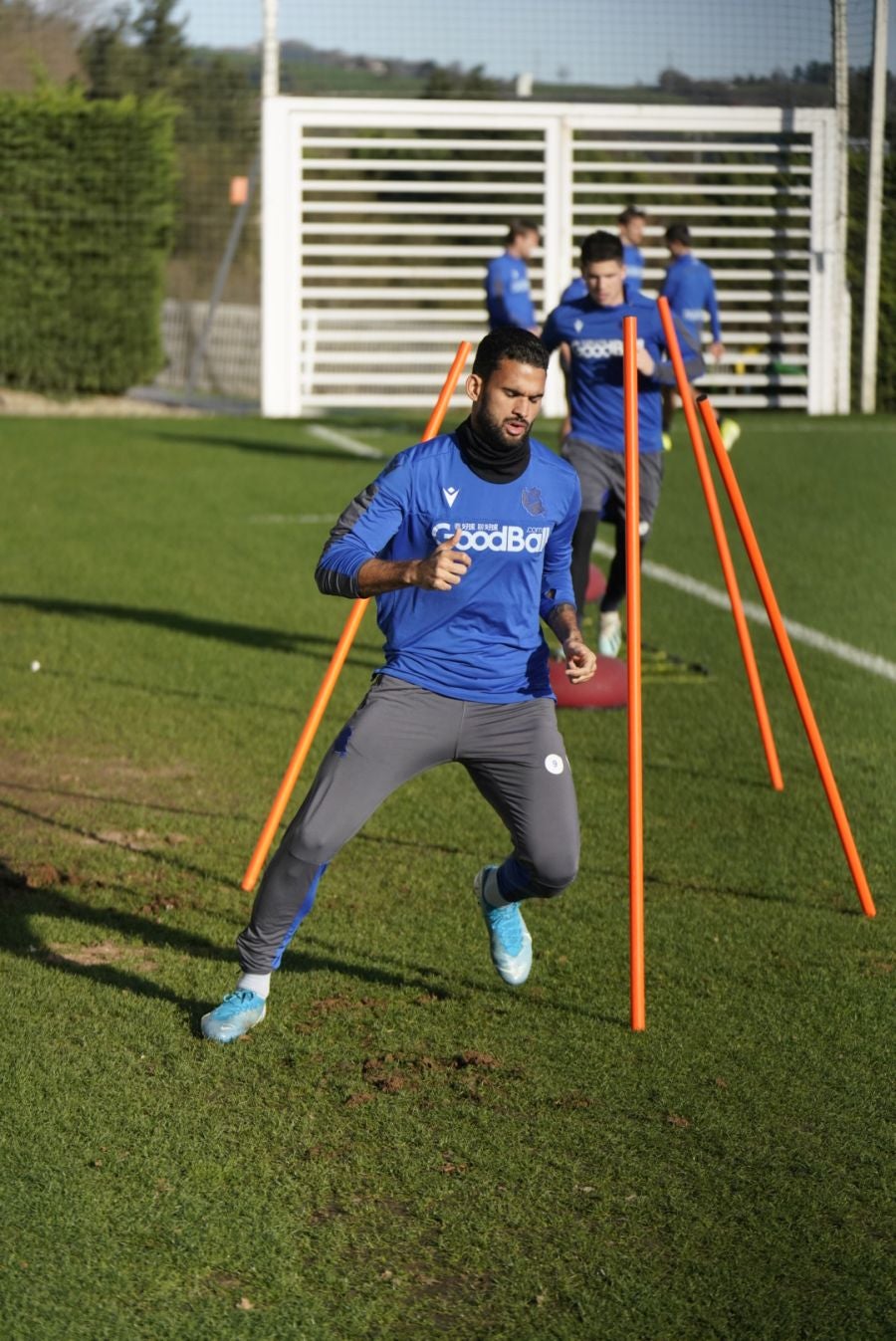 Imanol Alguacil ha organizado un entrenamiento matinal a puerta cerrada, donde han entrenado todos los jugadores disponibles del primer equipo, excepto los lesionados Illarramendi, Zurutuza y Aritz Elustondo. 
