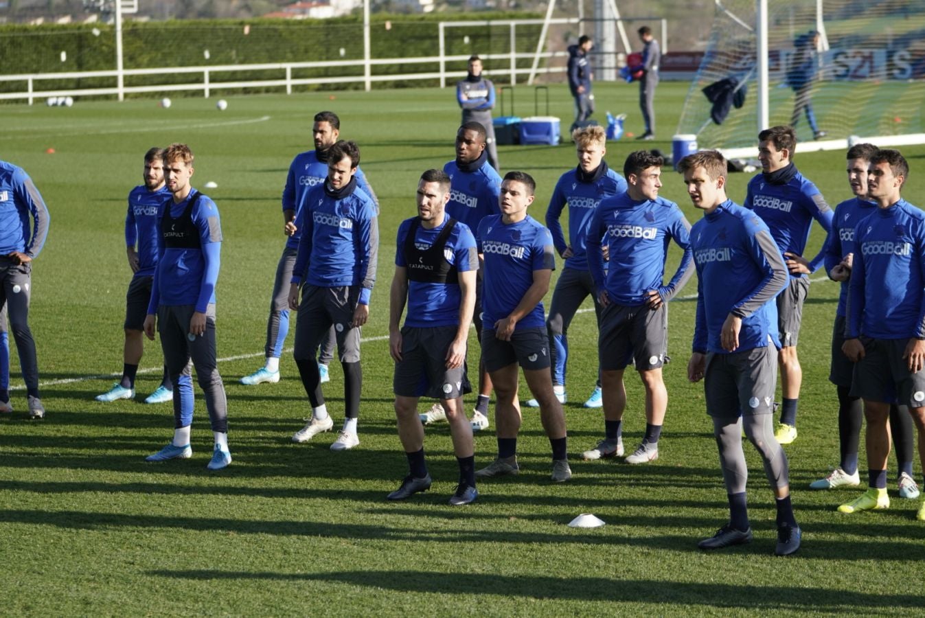 Imanol Alguacil ha organizado un entrenamiento matinal a puerta cerrada, donde han entrenado todos los jugadores disponibles del primer equipo, excepto los lesionados Illarramendi, Zurutuza y Aritz Elustondo. 