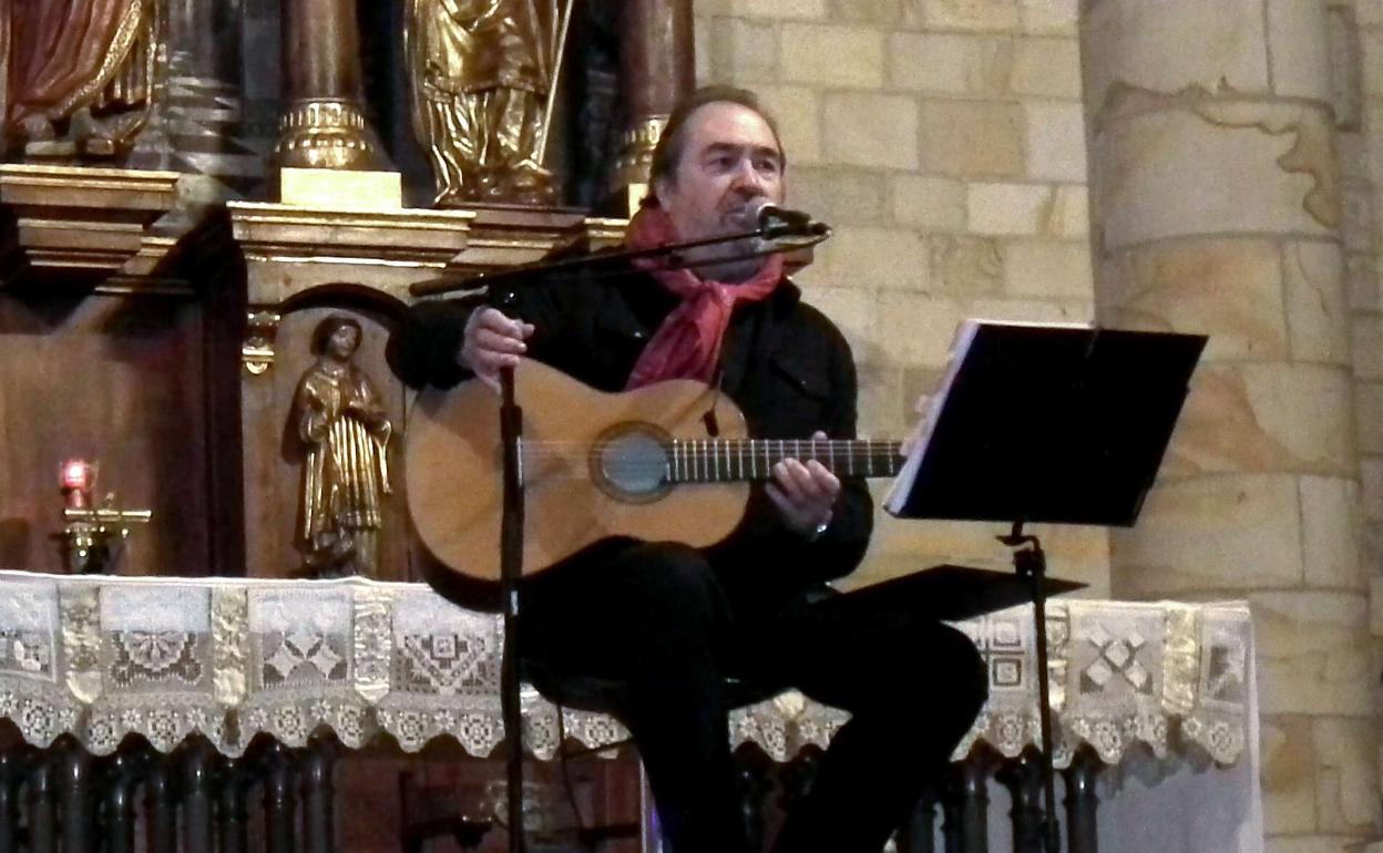 El cantante, durante una actuación en Urretxu en 2016. 