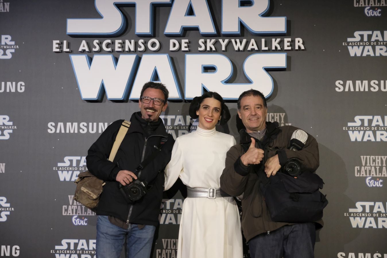 Cientos de personas acompañan a los personajes de la saga alrededor del Victoria Eugenia.