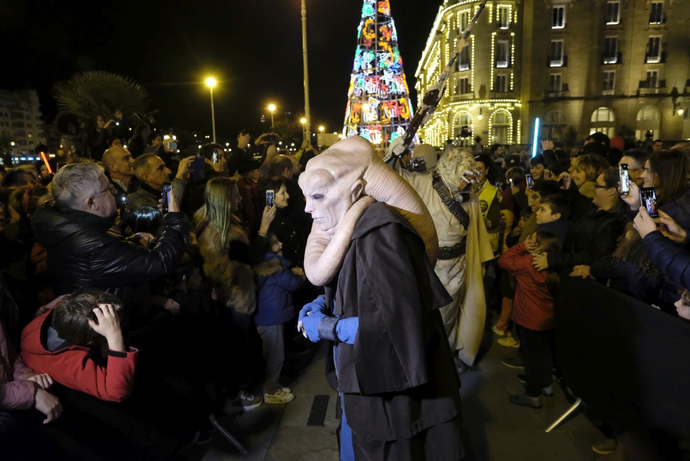 Cientos de personas acompañan a los personajes de la saga alrededor del Victoria Eugenia.