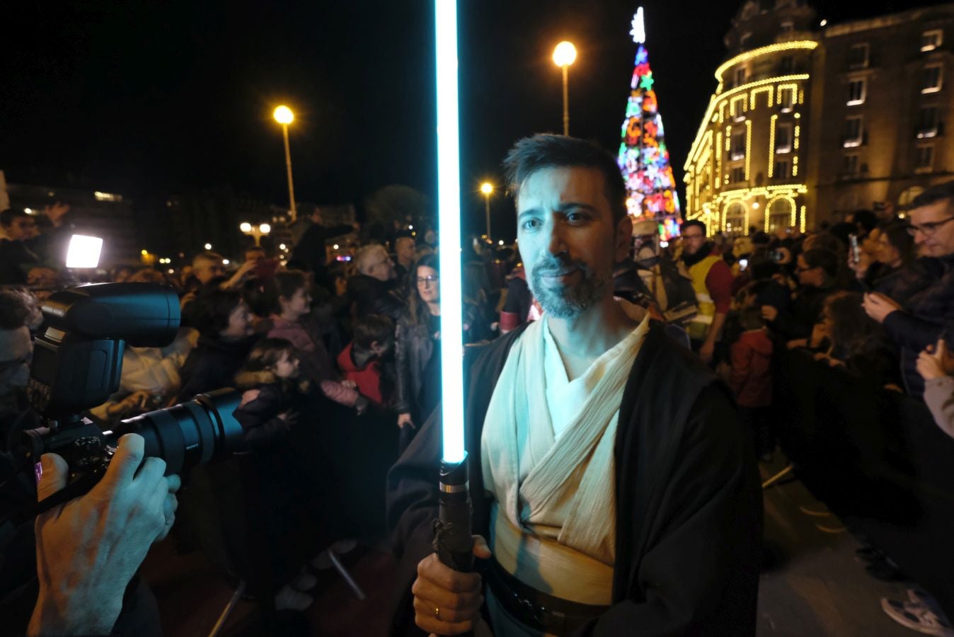 Cientos de personas acompañan a los personajes de la saga alrededor del Victoria Eugenia.