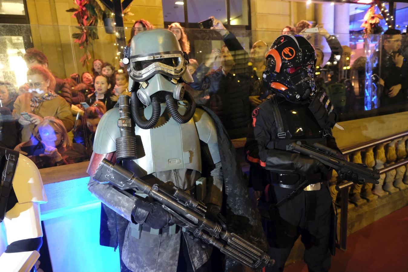 Cientos de personas acompañan a los personajes de la saga alrededor del Victoria Eugenia.