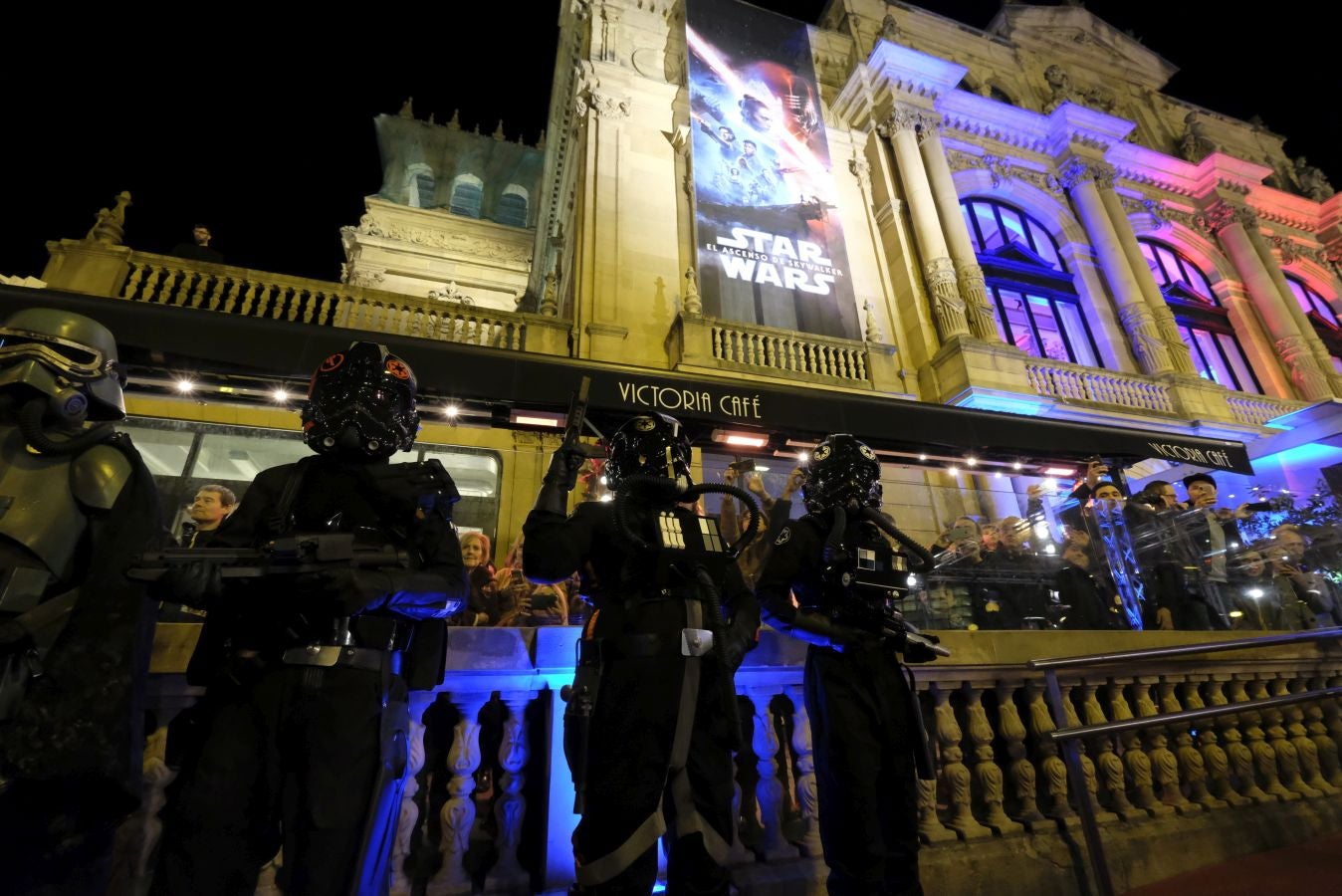 Cientos de personas acompañan a los personajes de la saga alrededor del Victoria Eugenia.