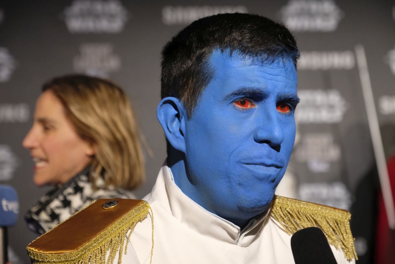 Cientos de personas acompañan a los personajes de la saga alrededor del Victoria Eugenia.