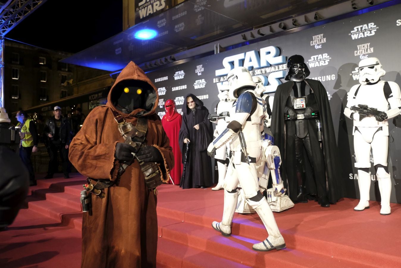 Cientos de personas acompañan a los personajes de la saga alrededor del Victoria Eugenia.