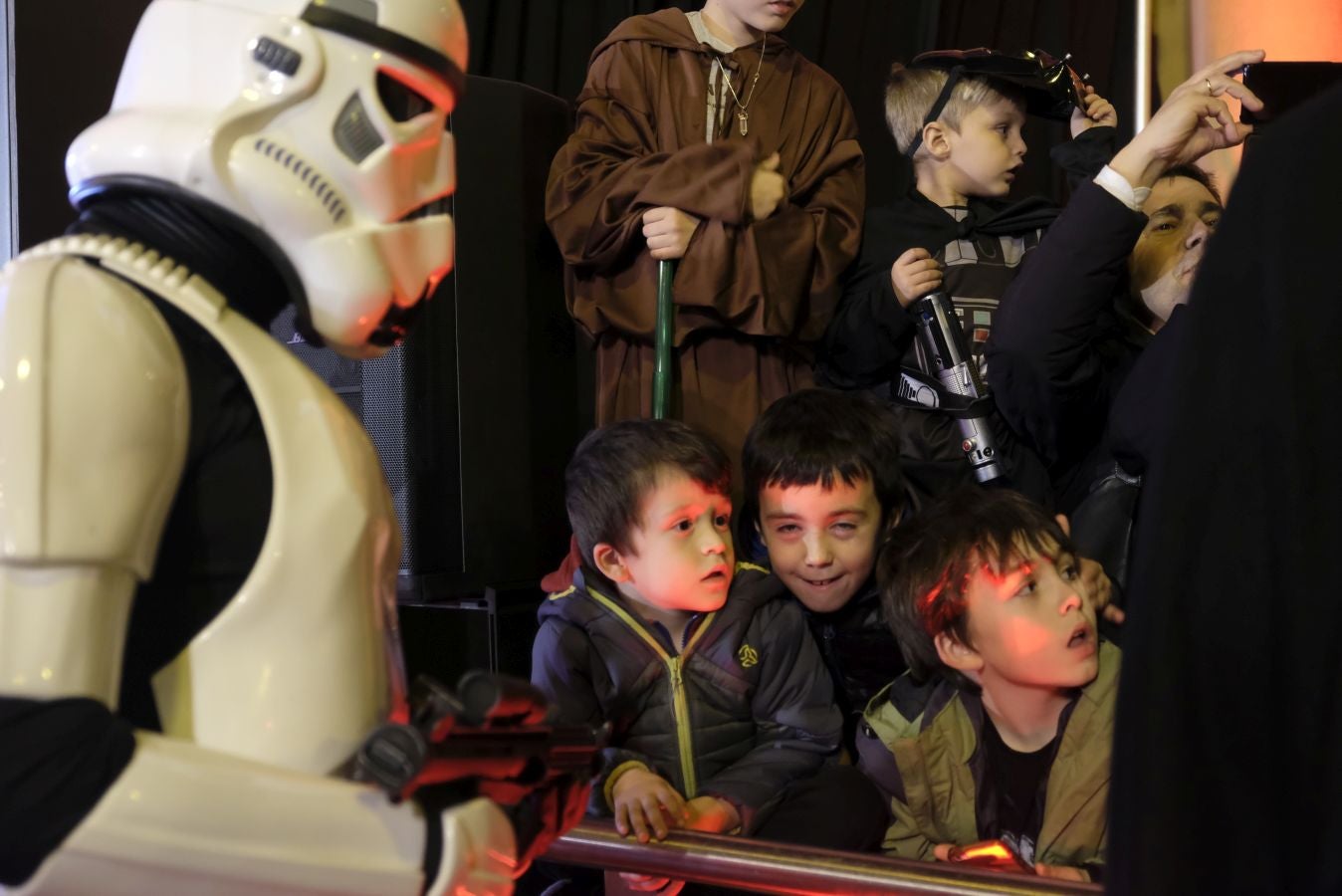 Cientos de personas acompañan a los personajes de la saga alrededor del Victoria Eugenia.