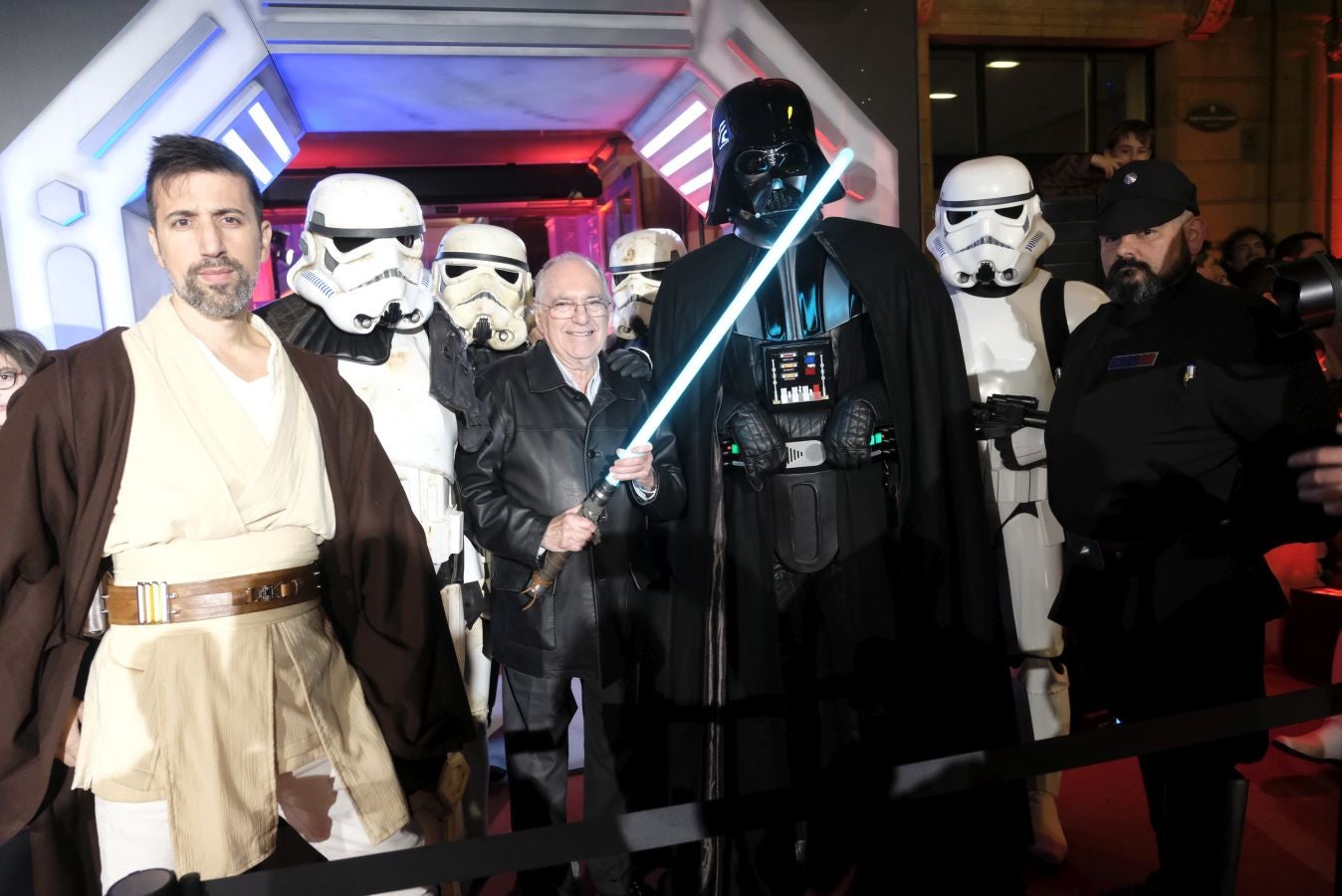 Cientos de personas acompañan a los personajes de la saga alrededor del Victoria Eugenia.