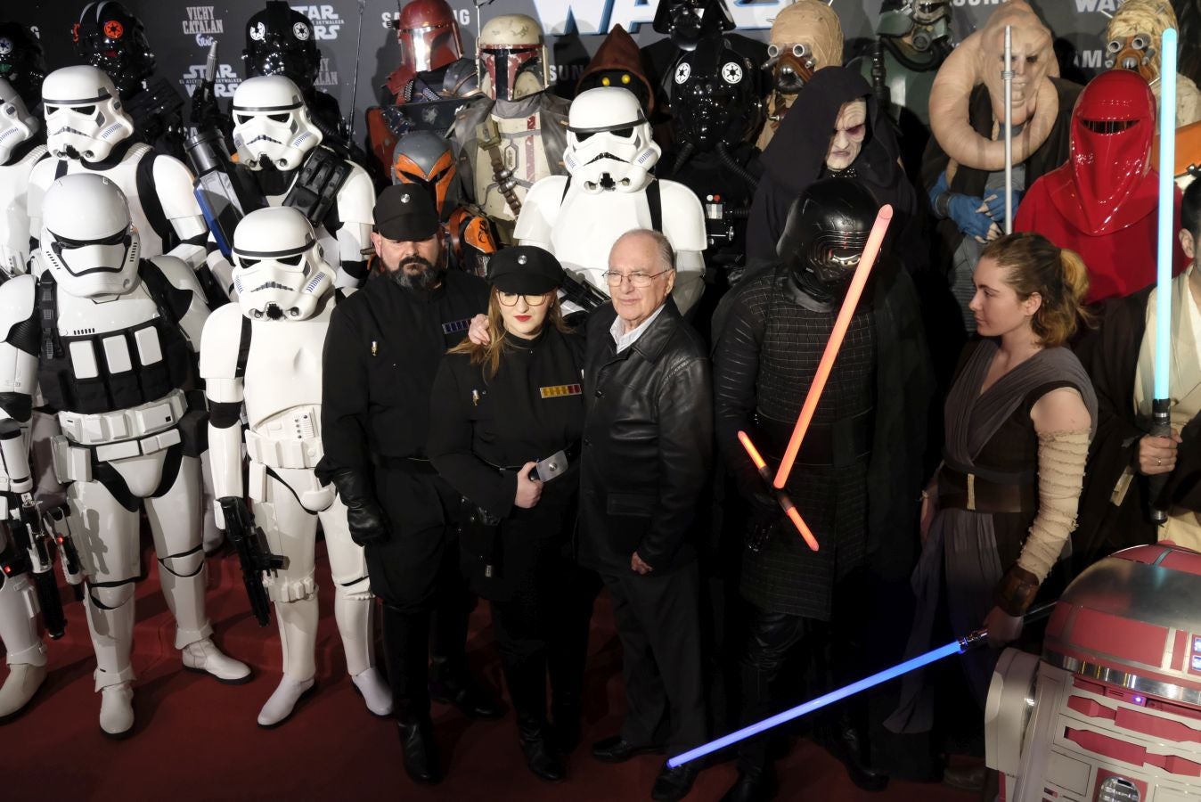 Cientos de personas acompañan a los personajes de la saga alrededor del Victoria Eugenia.