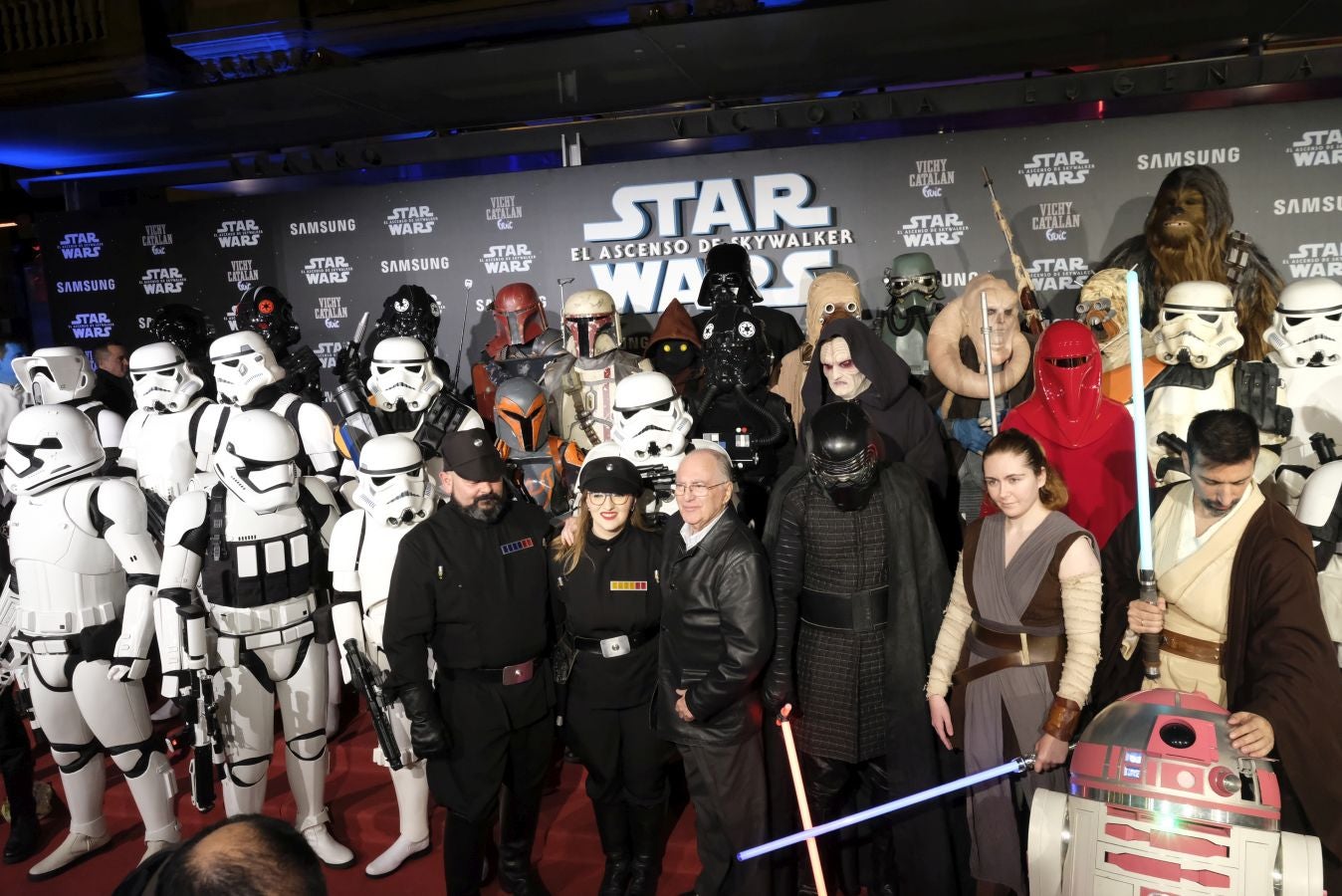 Cientos de personas acompañan a los personajes de la saga alrededor del Victoria Eugenia.