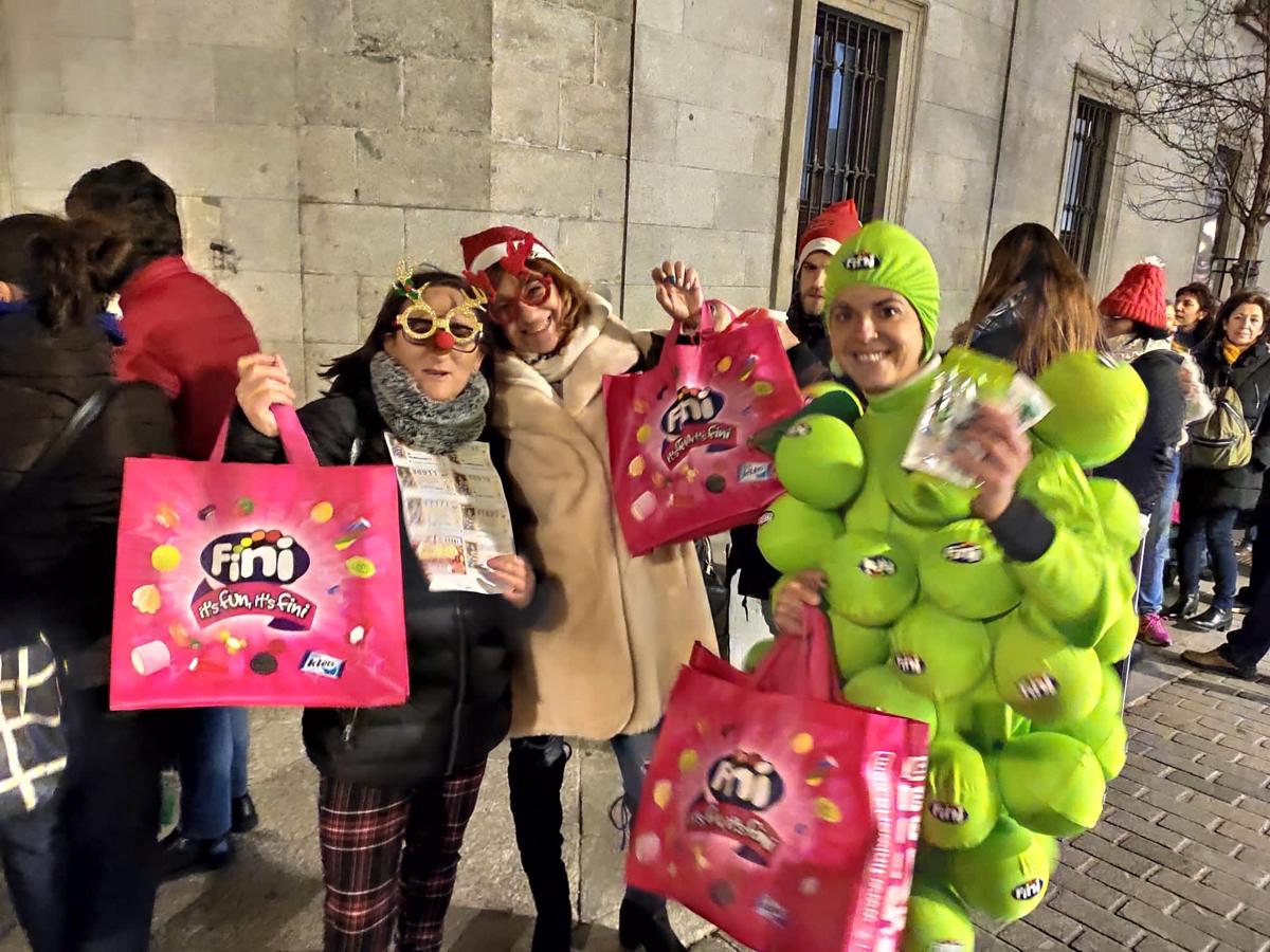 Los disfraces en la cola del Teatro Real fueron la tónica general. 