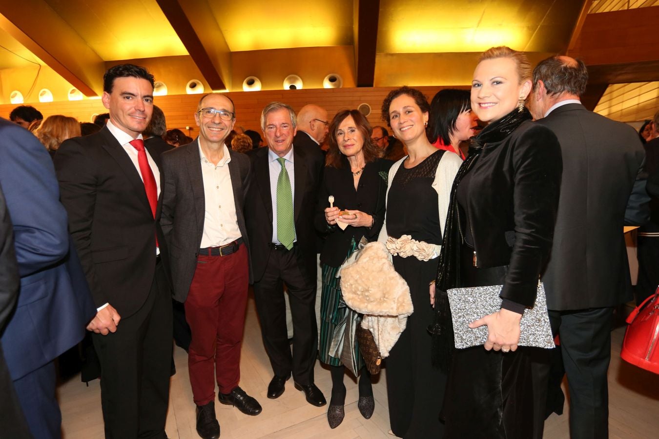 Invitados del mundo de la política, deportistas, comunicadores, patrocinadores y colaboradores posan en el photocall previo al Concierto de Navidad y en el cóctel posterior al evento