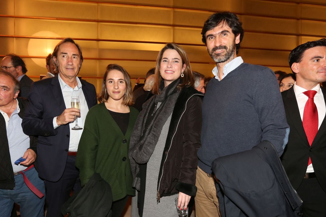 Invitados del mundo de la política, deportistas, comunicadores, patrocinadores y colaboradores posan en el photocall previo al Concierto de Navidad y en el cóctel posterior al evento