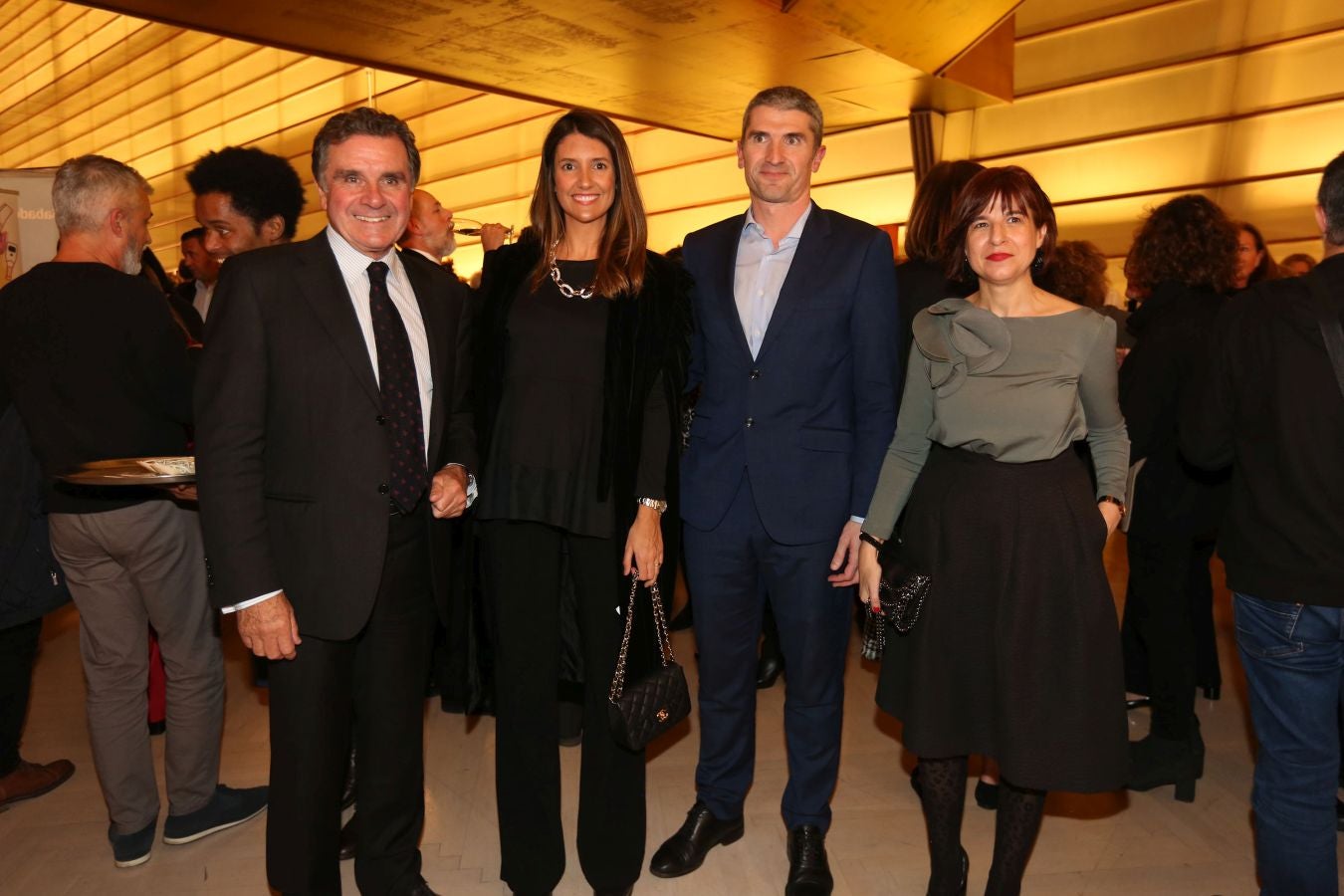 Invitados del mundo de la política, deportistas, comunicadores, patrocinadores y colaboradores posan en el photocall previo al Concierto de Navidad y en el cóctel posterior al evento