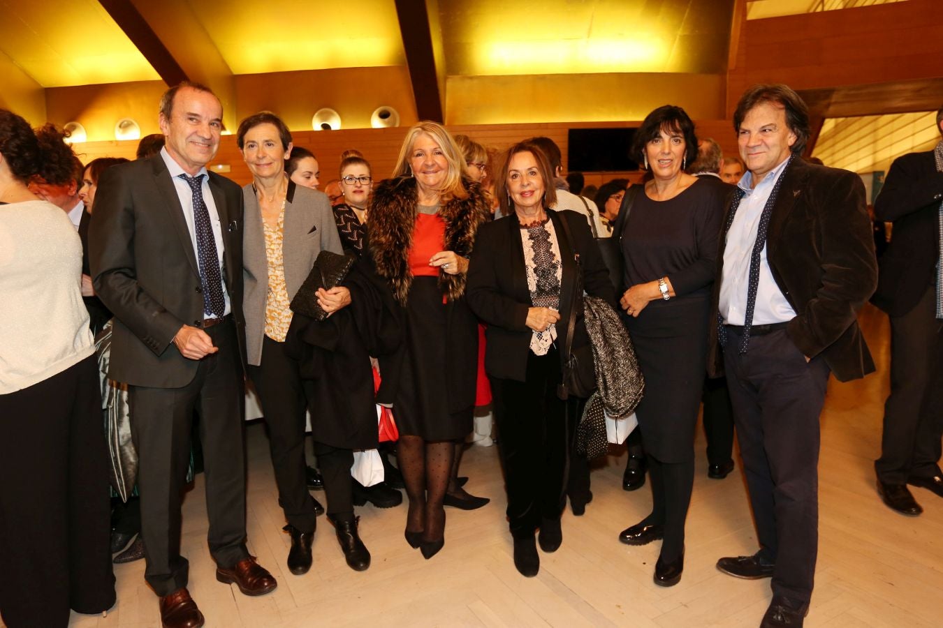 Invitados del mundo de la política, deportistas, comunicadores, patrocinadores y colaboradores posan en el photocall previo al Concierto de Navidad y en el cóctel posterior al evento