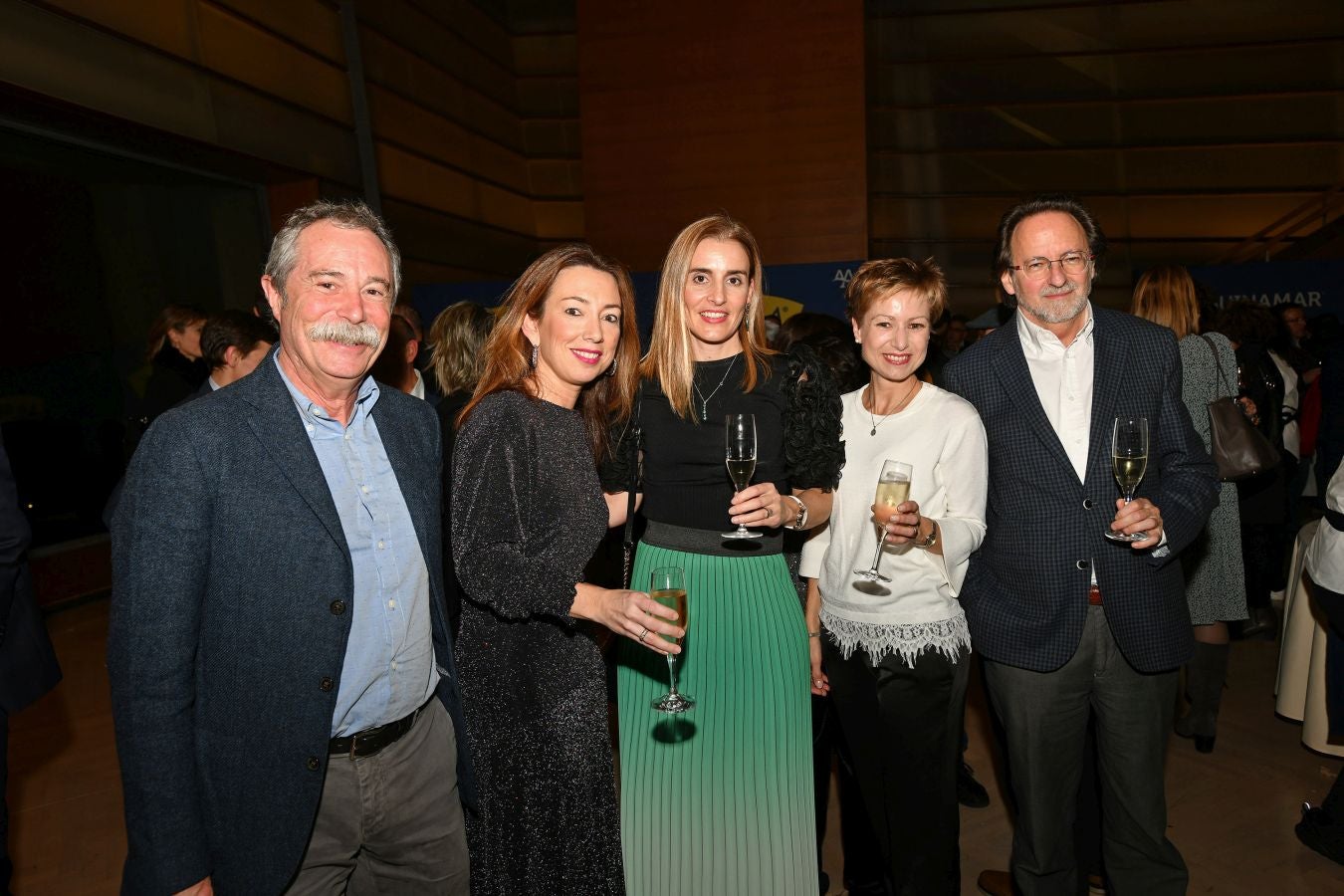 Invitados del mundo de la política, deportistas, comunicadores, patrocinadores y colaboradores posan en el photocall previo al Concierto de Navidad y en el cóctel posterior al evento