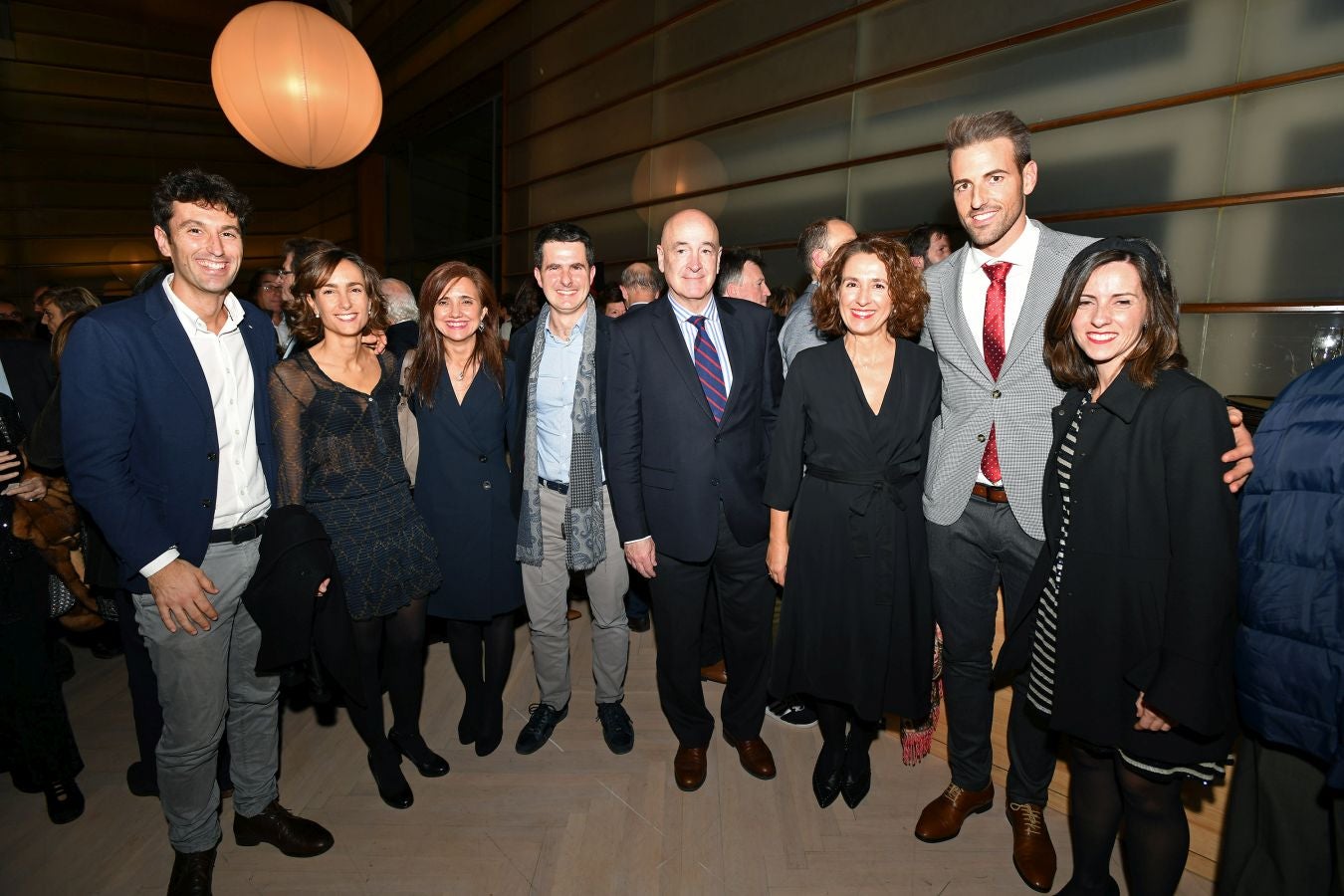 Invitados del mundo de la política, deportistas, comunicadores, patrocinadores y colaboradores posan en el photocall previo al Concierto de Navidad y en el cóctel posterior al evento