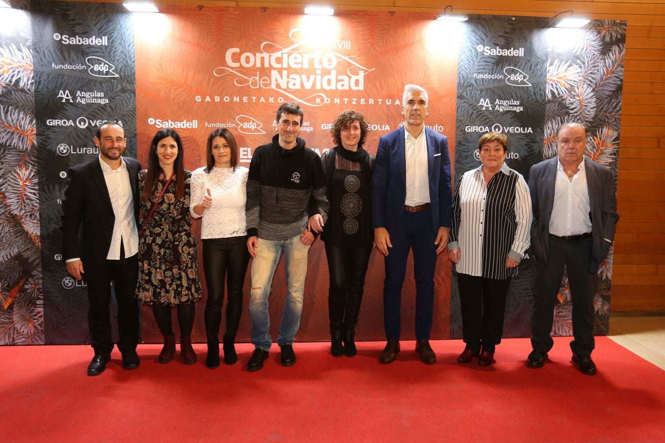 Invitados del mundo de la política, deportistas, comunicadores, patrocinadores y colaboradores posan en el photocall previo al Concierto de Navidad y en el cóctel posterior al evento