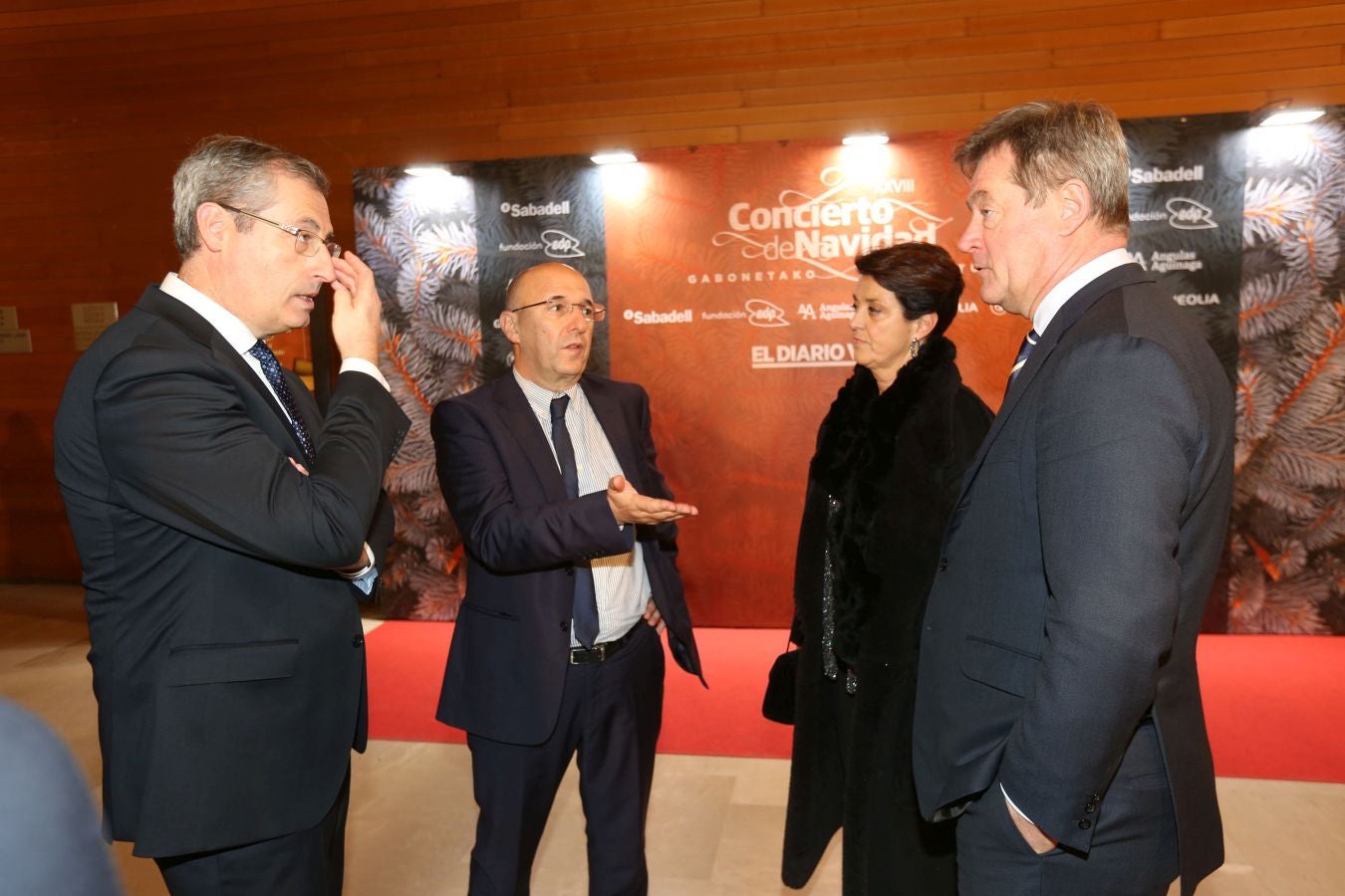 Invitados del mundo de la política, deportistas, comunicadores, patrocinadores y colaboradores posan en el photocall previo al Concierto de Navidad y en el cóctel posterior al evento