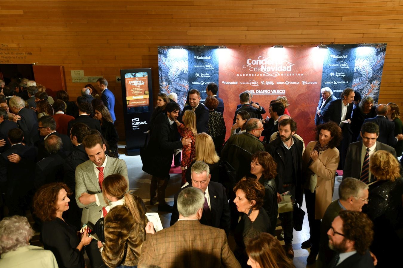 Invitados del mundo de la política, deportistas, comunicadores, patrocinadores y colaboradores posan en el photocall previo al Concierto de Navidad y en el cóctel posterior al evento