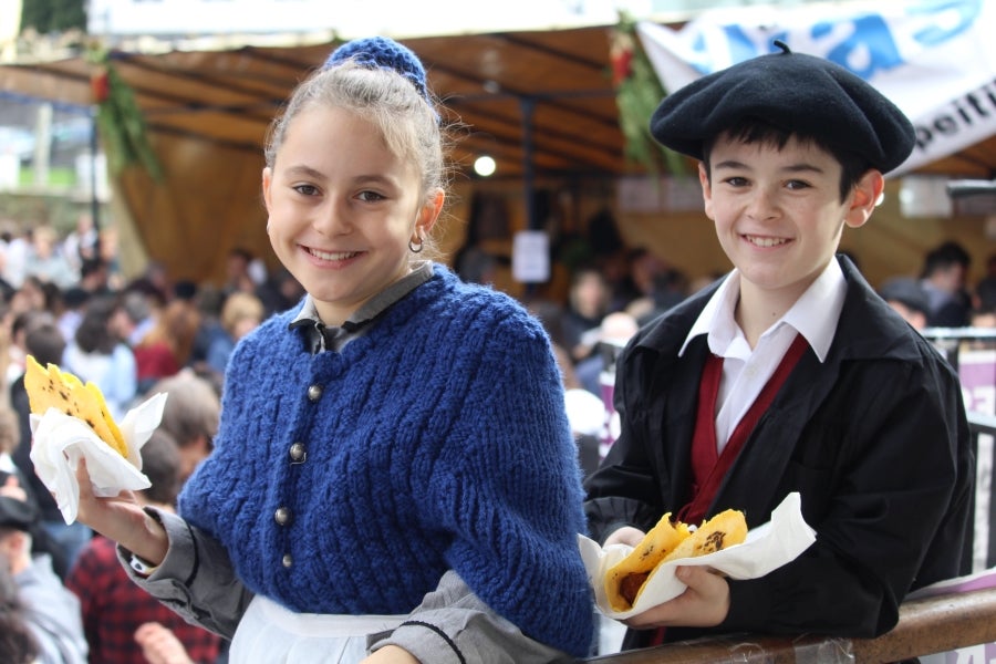 Los talos y las txistorras han tomado las calles de Azpeitia convirtiéndose los protagonistas indiscutibles. 