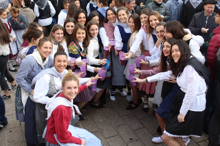 Los talos y las txistorras han tomado las calles de Azpeitia convirtiéndose los protagonistas indiscutibles. 