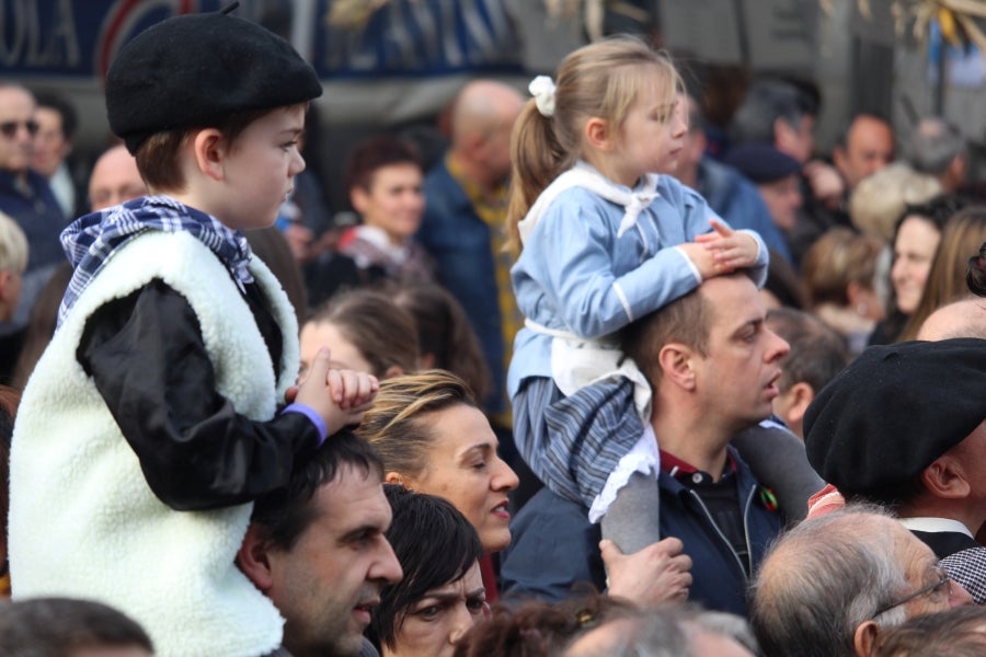 Los talos y las txistorras han tomado las calles de Azpeitia convirtiéndose los protagonistas indiscutibles. 