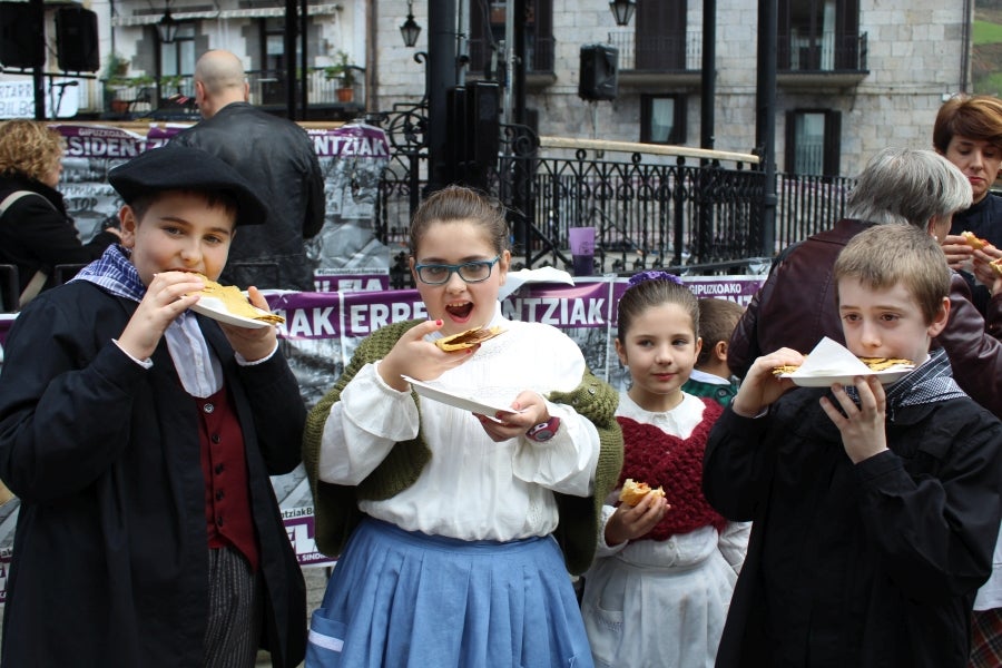 Los talos y las txistorras han tomado las calles de Azpeitia convirtiéndose los protagonistas indiscutibles. 