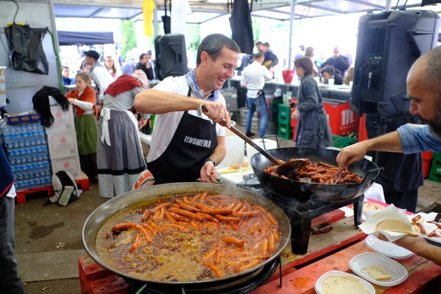 En la muga también se ha celebrado la festividad de Santo Tomás. Así, iruneses y hondarribitarras han podido disfrutar de los talos y de las txistorras hasta primera hora de la tarde. 