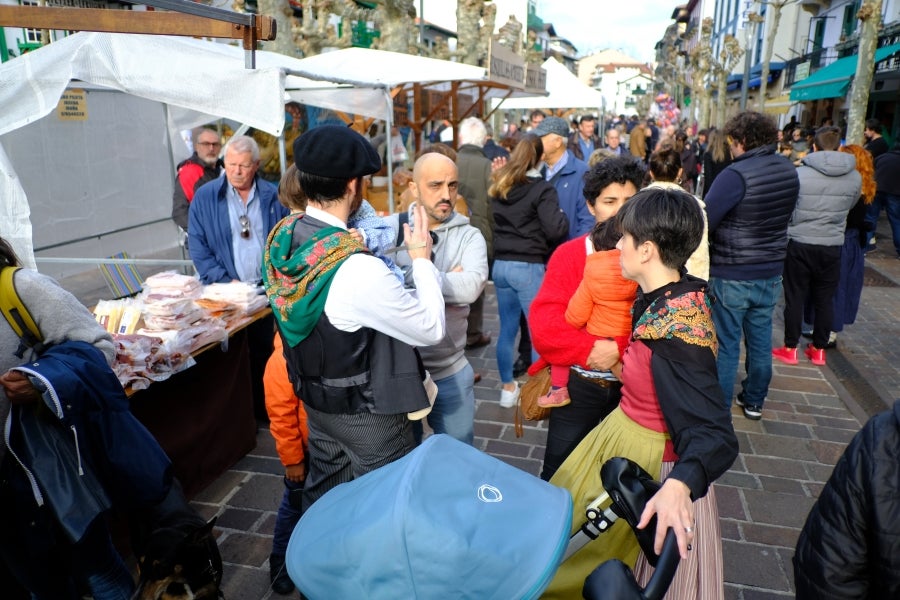 En la muga también se ha celebrado la festividad de Santo Tomás. Así, iruneses y hondarribitarras han podido disfrutar de los talos y de las txistorras hasta primera hora de la tarde. 